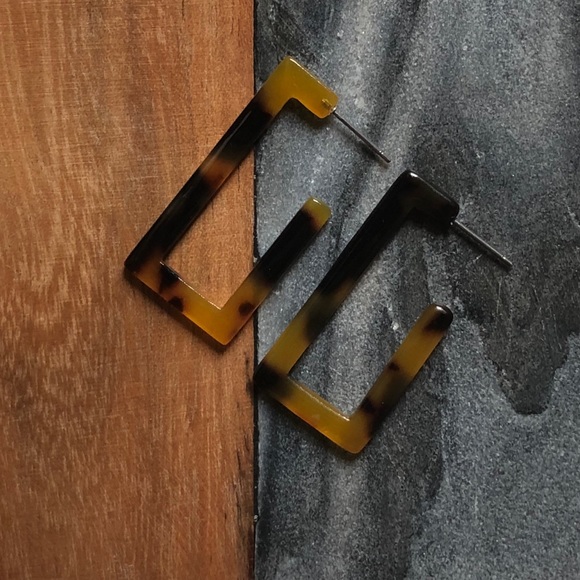 NWOT Tortoise Resin Drop Earrings - Picture 4 of 4